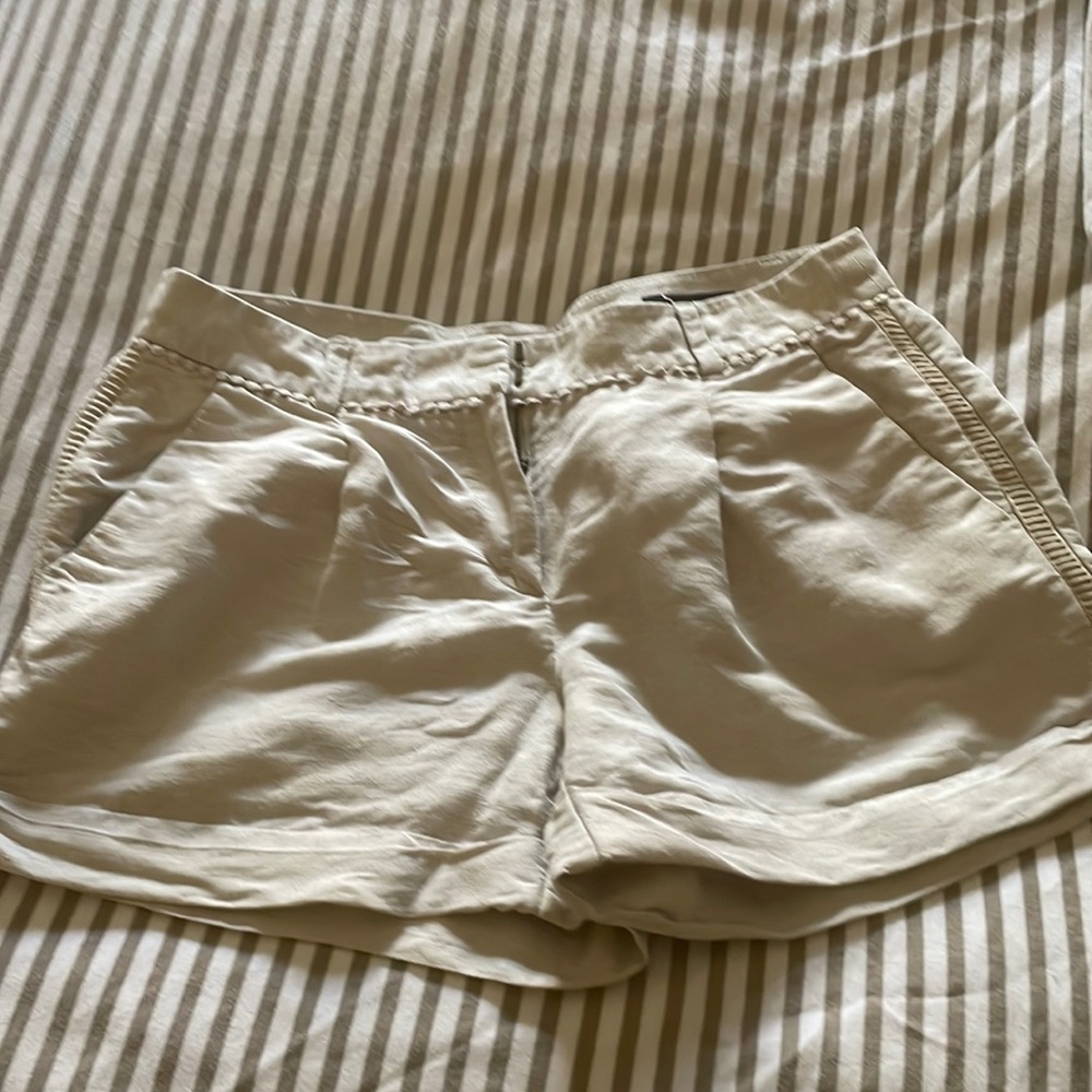 LOFT LINEN SHORTS WHEAT COLOR size 6